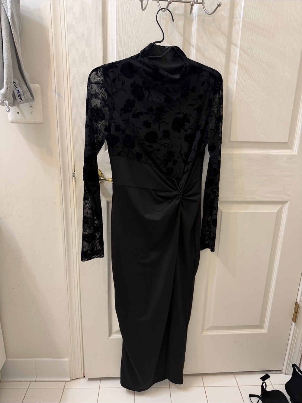 SHEIN Black Long Sleeve Floral-Velvet Twist Midi Dress